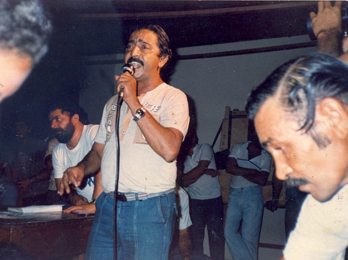 Campanha de Chico Mendes para a prefeitura de Xapuri, com Lula ao fundo, no Salão Paroquial de Xapuri. Um encontro entre lutas locais e sonhos nacionais.